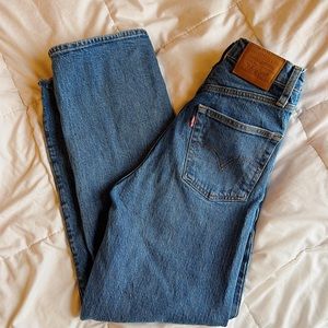 Levis jeans adorable, straight leg.